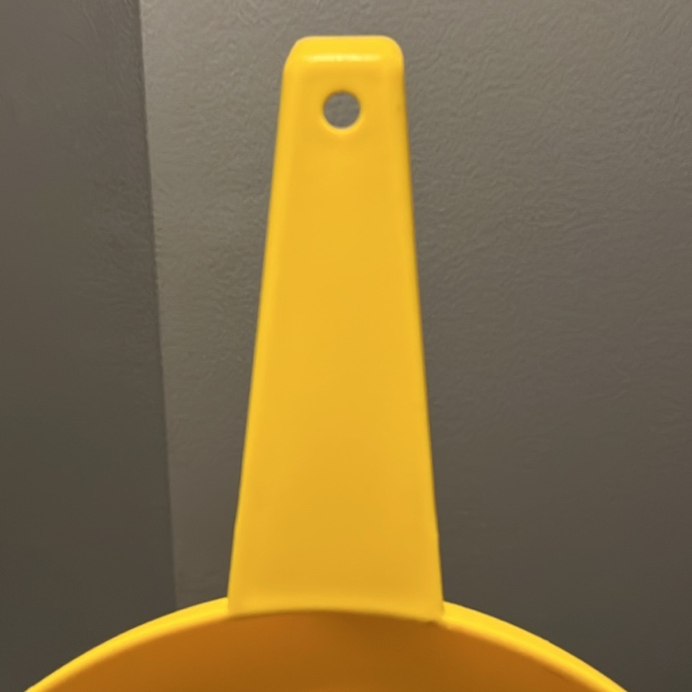 Large Tupperware Strainer or Collander or Sieve Yellow 2 Qt. 1523-7 - Picture 4 of 11
